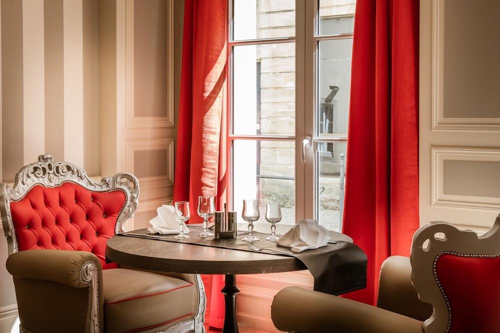 De Brunville Et Restaurant Le Café Louis Bayeux
