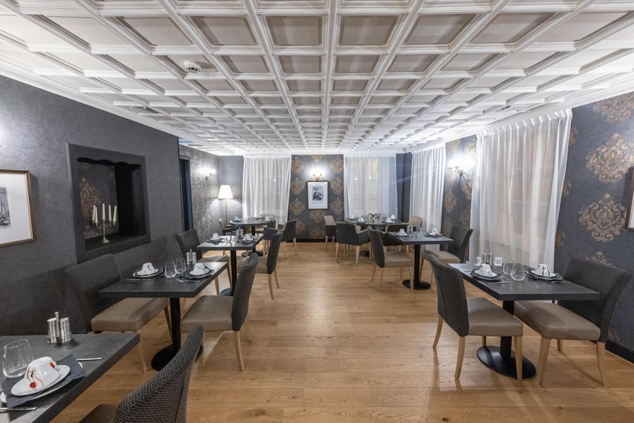 De Brunville Et Restaurant Le Café Louis