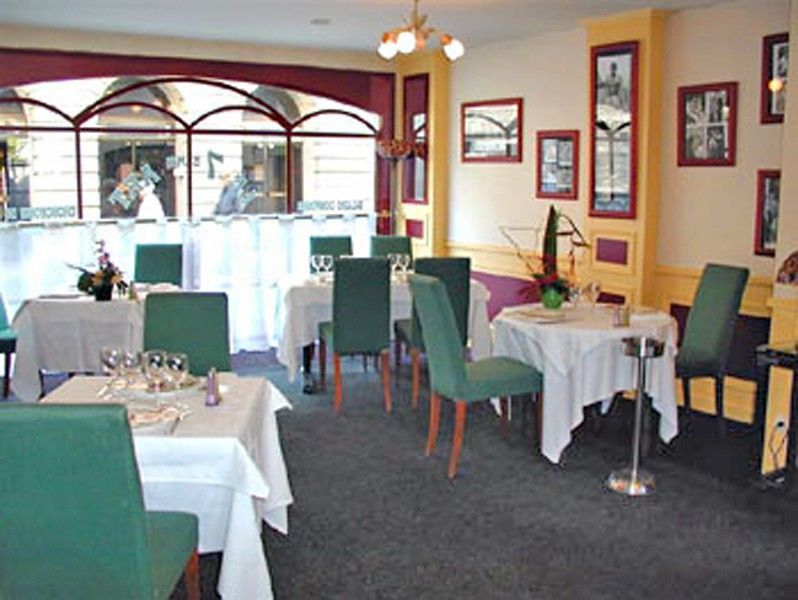 De Brunville Et Restaurant Le Café Louis